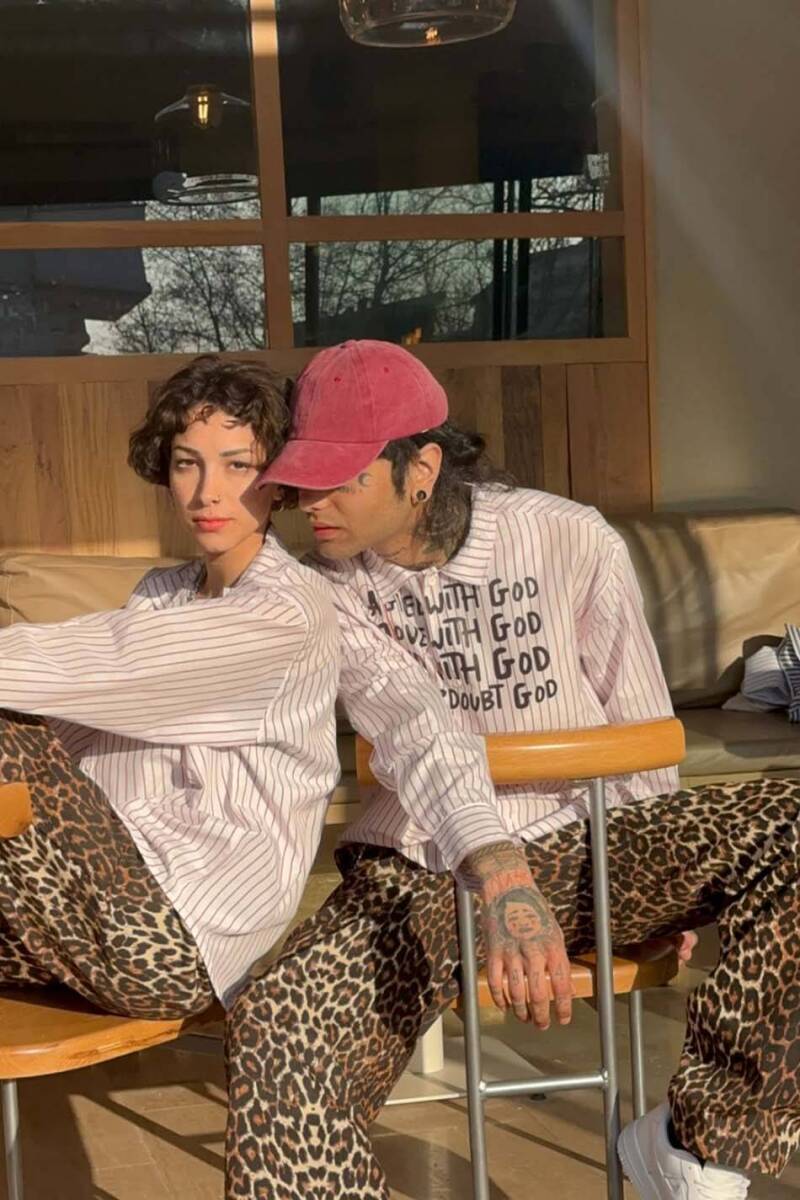 Amen Baskılı İnce Kırmızı Çizgili Oversize Old Money Gömlek - 3