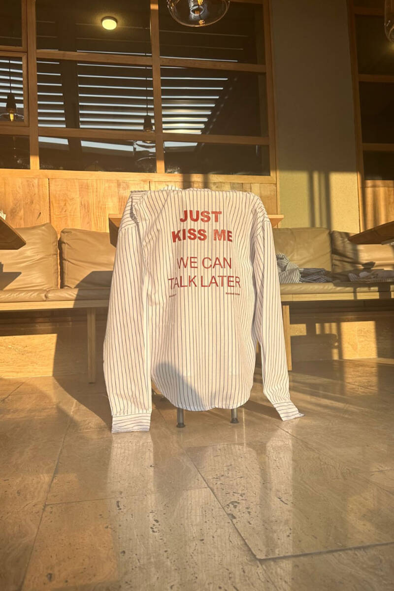 Just Kiss Me Baskılı İnce Lacivert Çizgili Old Money Oversize Gömlek - 8