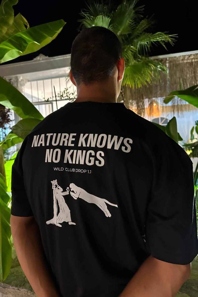 Nature Knows No Kings Siyah Oversize Tişört - 1