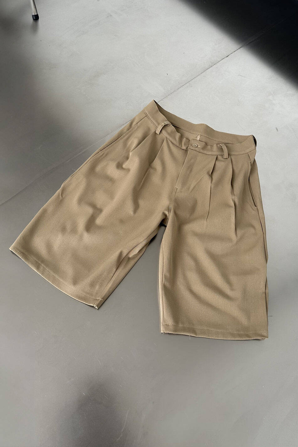 Oversize Bermuda Pileli Bej Kumaş Şort - SOLDOUT