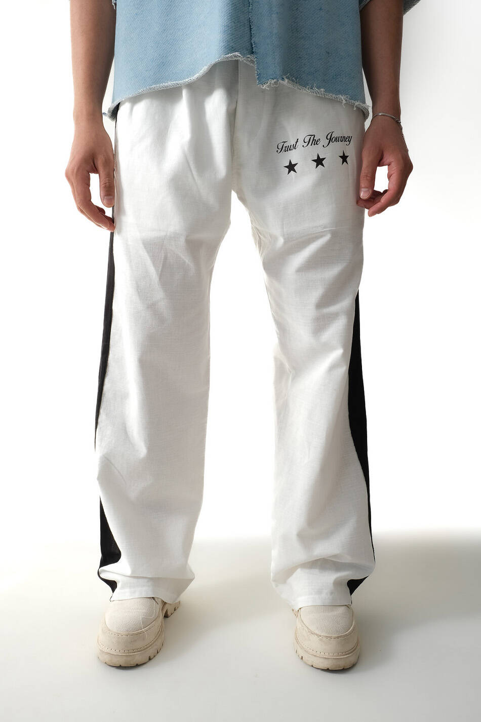 Trust The Journey %100 Pamuk Siyah Şerit Detaylı Beyaz Pantolon - SOLDOUT